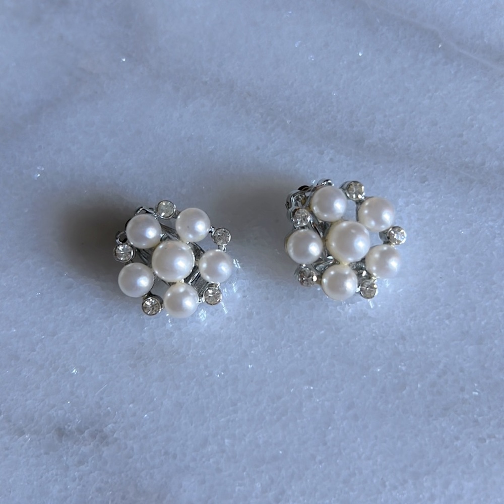 Vintage faux pearl and faux diamond earrings! Super cute clip back! Dressy!